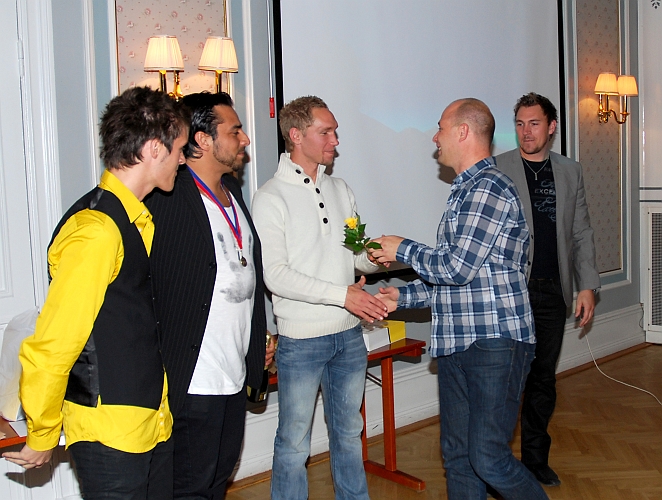 2009_1017_174628AA.JPG - Spelarna genom (Ken Jansson, Victor Huerta, Mikael Wiker, Fredrik Hagström) tackar ledarna för säsongen 2009